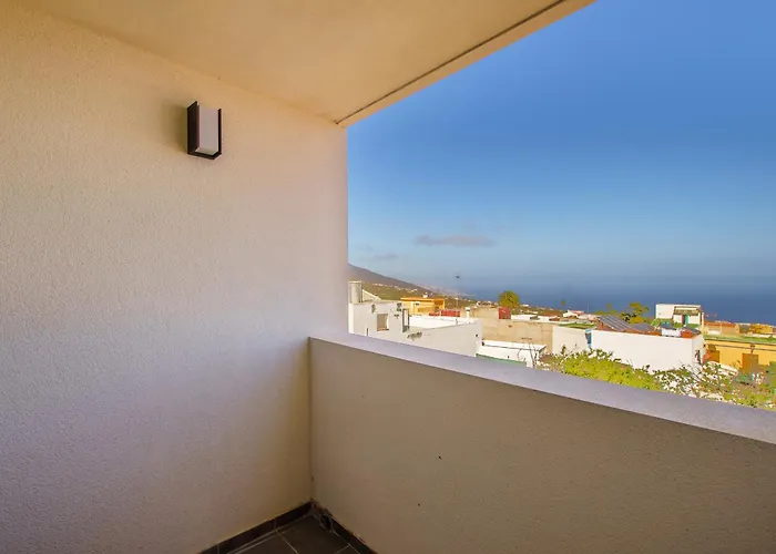 Semesterbostad Modern Balcony House - Solarium Terrace - Parking Arafo