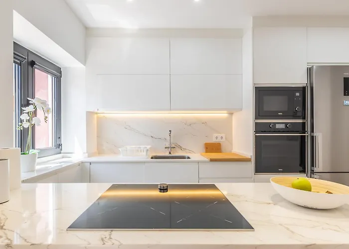 Modern Balcony House - Solarium Terrace - Parking 펜션 Arafo